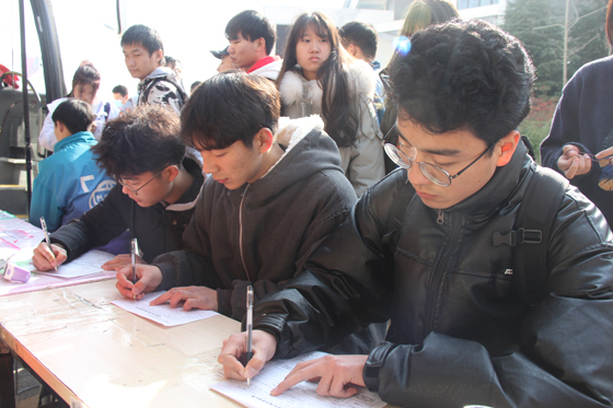 飛揚(yáng)熱血青春  匯集愛心洪流——安康學(xué)院積極開展冬季獻(xiàn)血活動