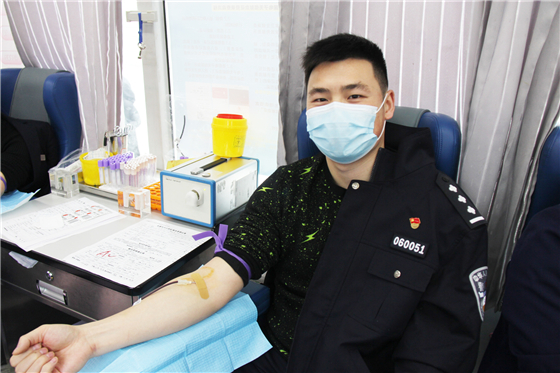 人民警察一心為民，捋袖捐血鐵血柔情——安康市公安局積極開展冬季獻(xiàn)血活動(dòng)
