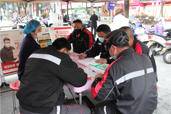 “輸送”熱血 回饋社會 ——順豐速運有限公司安康區(qū)員工積極參與無償獻血活動