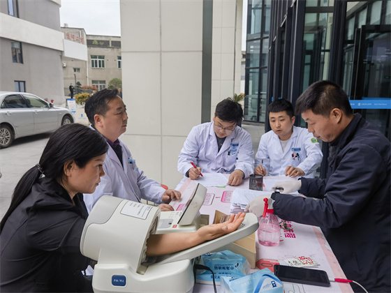 一“臂”之力，踐行醫(yī)者擔(dān)當(dāng)——安康市中心血站聯(lián)合漢濱區(qū)第三人民醫(yī)院開展無償獻血活動