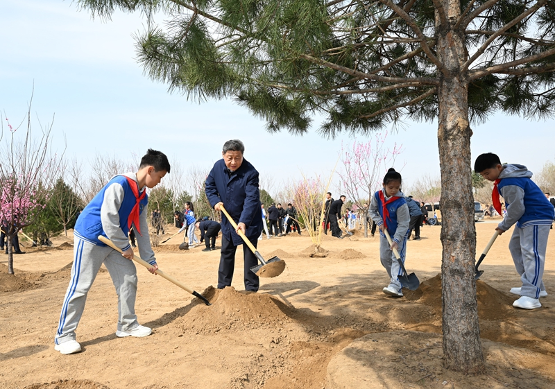 2025年4月3日，習近平總書記來到北京豐臺區(qū)永定河畔參加首都義務植樹活動。