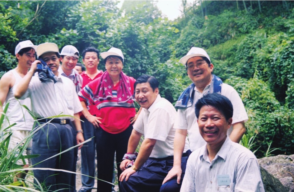 1999年6月，習(xí)近平在福州森林公園參加紀(jì)念毛主席“發(fā)展體育運動，增強人民體質(zhì)”題詞47周年登山健身活動。（圖片來源：《習(xí)近平在福建（下冊）》