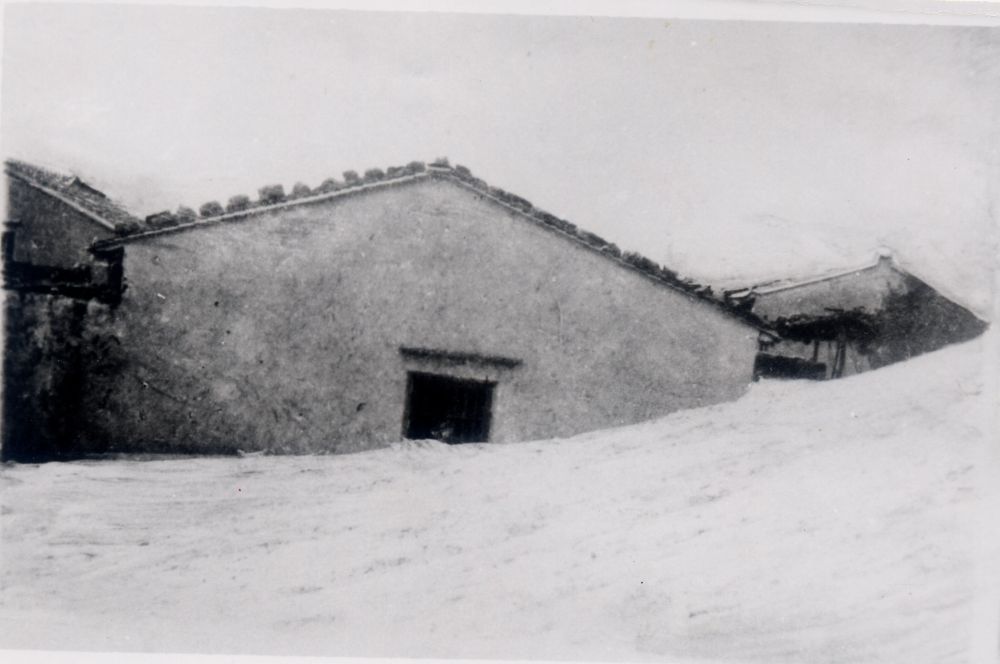 昔日的東山島風沙掩埋部分村民村舍（資料照片）。