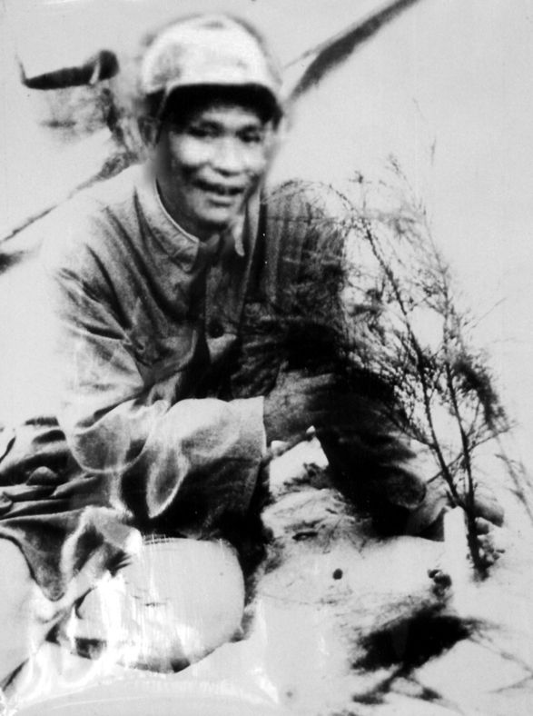 谷文昌與試種成活的木麻黃（資料照片）。